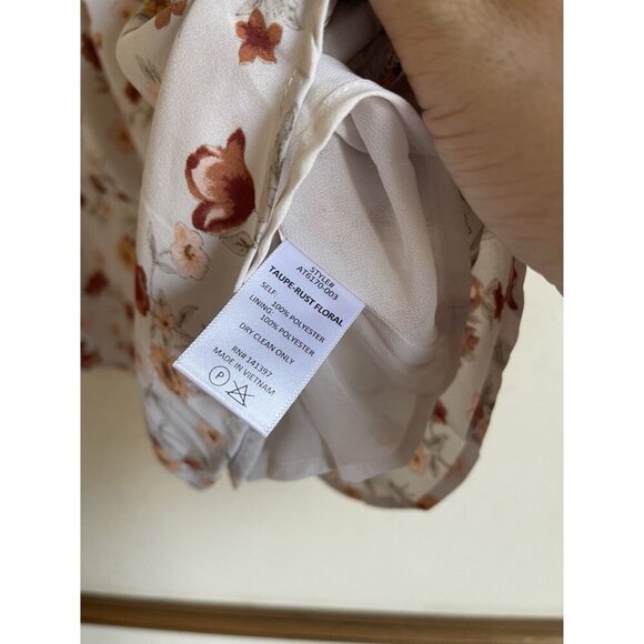 New! ASTR Taupe Rust Floral Peplum Top Size Medium Short Sleeve V-Neck White Puf - Picture 7 of 7